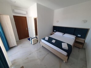 Doppelzimmer, Balkon | Schreibtisch, kostenloses WLAN, Bettwäsche