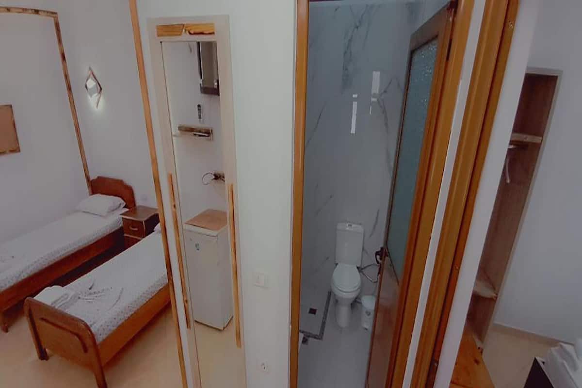 Habitación cuádruple Confort, balcón | Escritorio, wifi gratis, ropa de cama