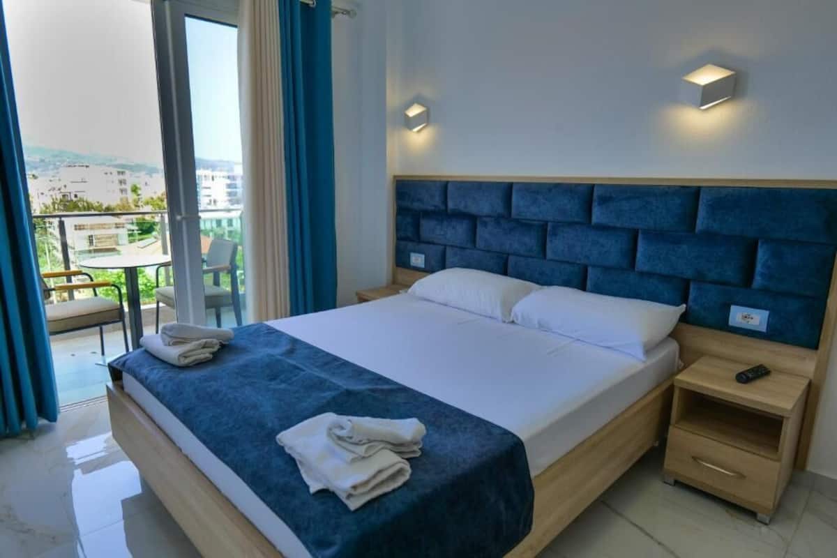 Habitación doble, balcón, vistas al mar | Escritorio, wifi gratis, ropa de cama