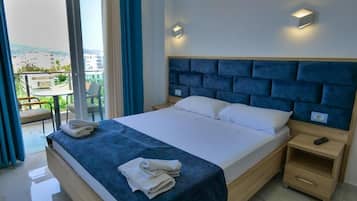 Doppelzimmer, Balkon, Meerblick | Schreibtisch, kostenloses WLAN, Bettwäsche