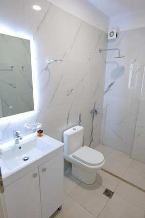 Deluxe Double Room, Balcony, Sea View | Bathroom - Hotel Vathi (Ksamil)