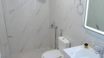 Ducha, artículos de tocador gratuitos, secador de pelo, pantuflas