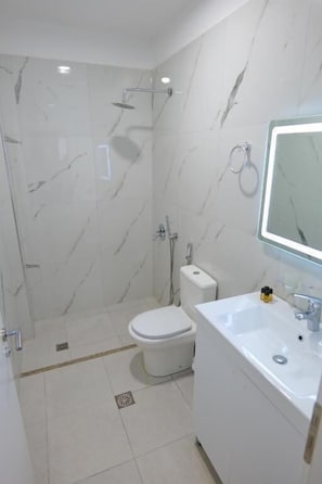 Dusche, kostenlose Toilettenartikel, Haartrockner, Hausschuhe