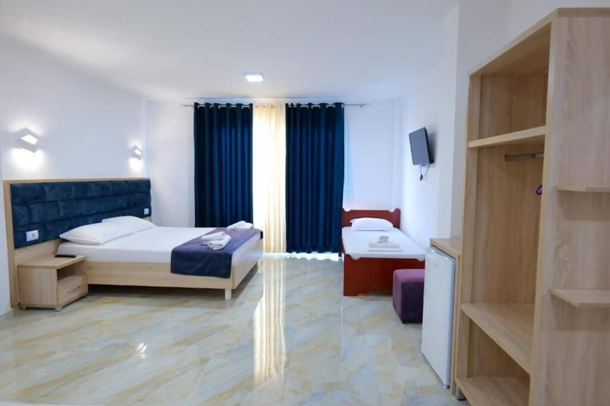 Habitación triple Deluxe, balcón, vistas al mar | Escritorio, wifi gratis, ropa de cama