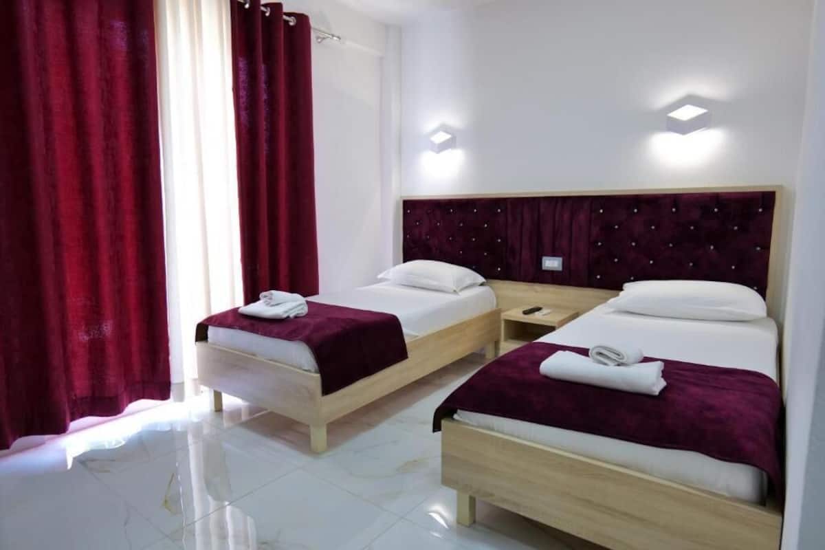Habitación con 2 camas individuales, balcón | Escritorio, wifi gratis, ropa de cama