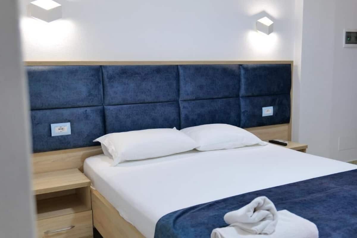 Habitación Deluxe doble, balcón, vistas al mar | Escritorio, wifi gratis, ropa de cama