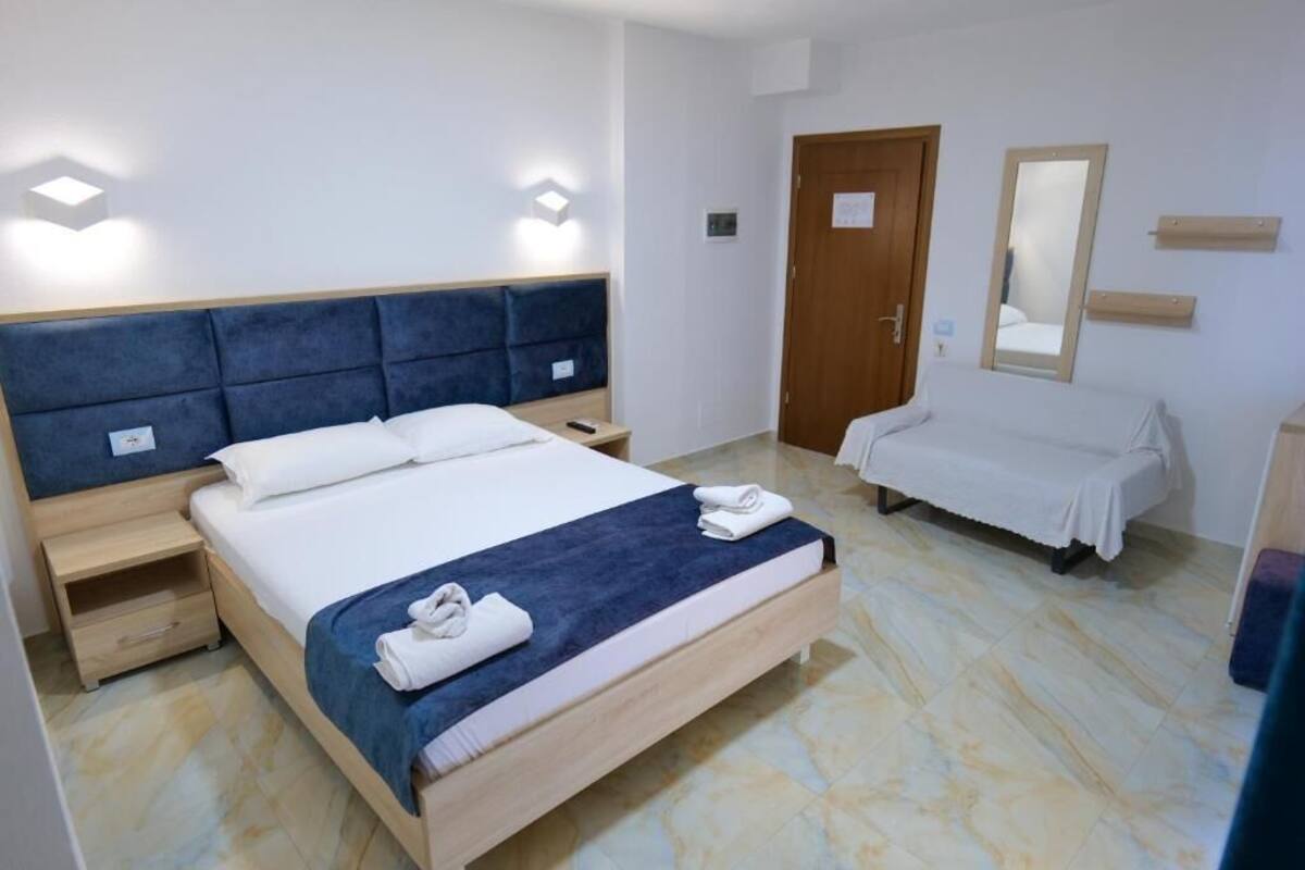 Escritorio, wifi gratis, ropa de cama