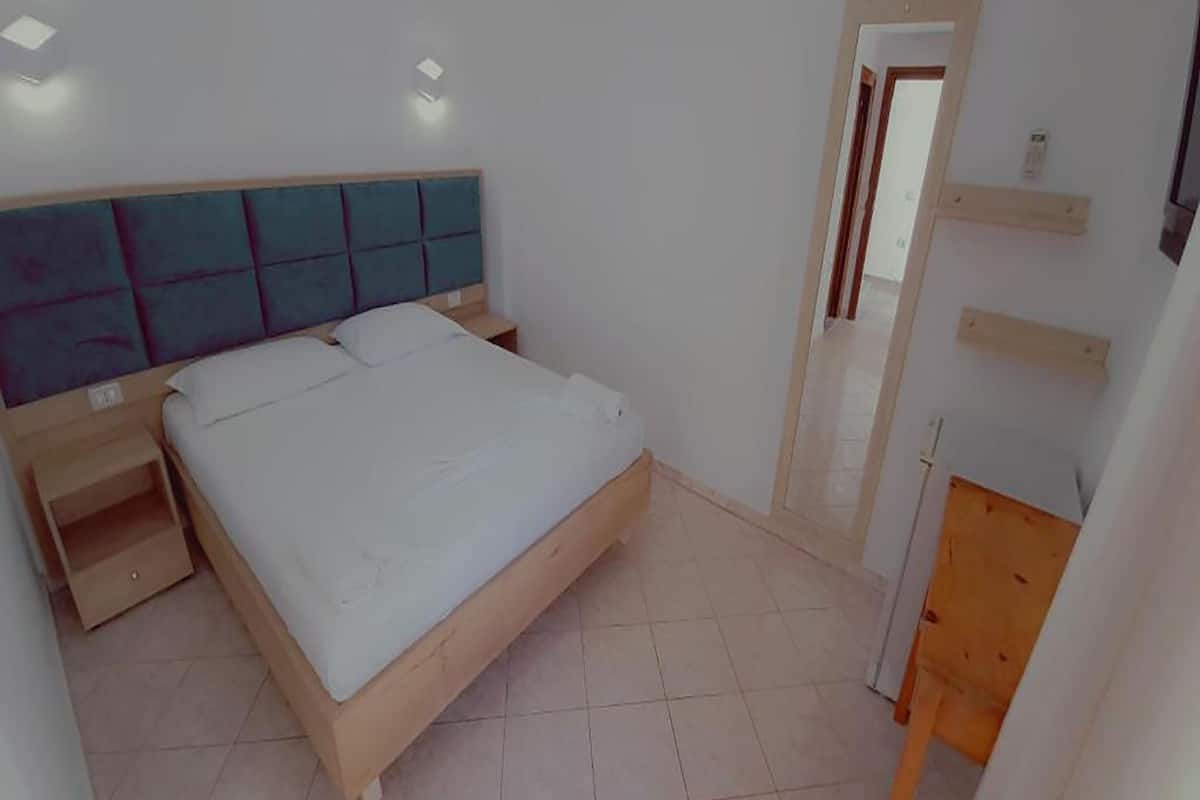 Escritorio, wifi gratis y ropa de cama
