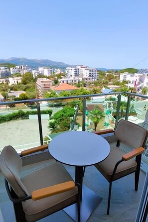 Habitación doble, balcón, vista al mar | Balcón