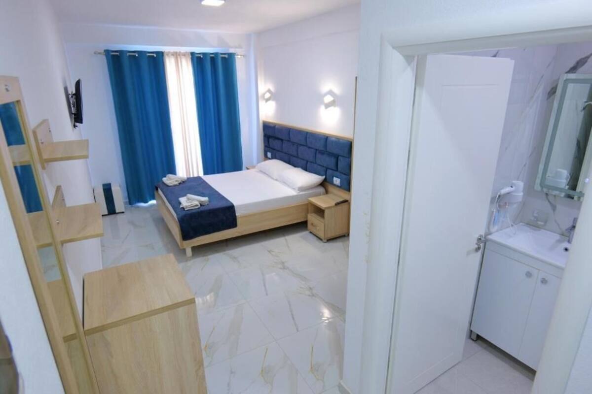 Escritorio, wifi gratis, ropa de cama
