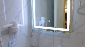 Ducha, artículos de tocador gratuitos, secador de pelo, pantuflas