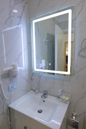 Shower, free toiletries, hair dryer, slippers - Hotel Vathi (Ksamil)