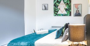 Business Apartment | 2 bedrooms, individually decorated, individually furnished - Tudors eSUites Birmingham Apartments Terrace and Private Parking (Birmingham)