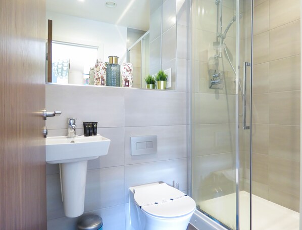 Business-Apartment | Badezimmer | Kostenlose Toilettenartikel, Haartrockner, Handtücher