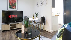 Business Apartment | Living area - Tudors eSUites Birmingham Apartments Terrace and Private Parking (Birmingham)