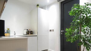 Business Apartment | Private kitchen - Tudors eSUites Birmingham Apartments Terrace and Private Parking (Birmingham)
