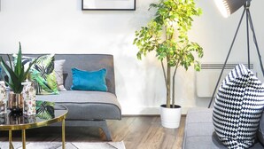 Business Apartment | Living area - Tudors eSUites Birmingham Apartments Terrace and Private Parking (Birmingham)