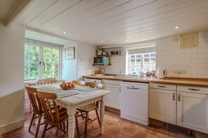 ثلاجة، ميكروويف، فرن، غسالة أطباق