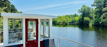 Tugboat/Private Lake - Farm Animals - Fish, Swim, Boat, Hike/Bike 5+Miles Trails