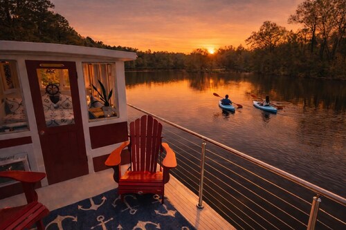 Tugboat/Private Lake - Farm Animals - Fish, Swim, Boat, Hike/Bike 5+Miles Trails