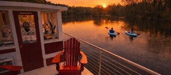 Tugboat/Private Lake - Farm Animals - Fish, Swim, Boat, Hike/Bike 5+Miles Trails