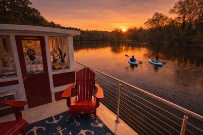 Tugboat/Private Lake - Farm Animals - Fish, Swim, Boat, Hike/Bike 5+Miles Trails