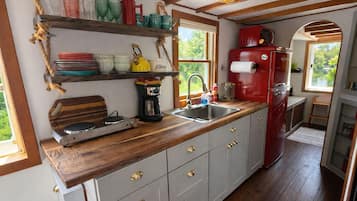 Full-sized fridge, microwave, stovetop, coffee/tea maker