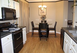 ميكروويف، غسالة أطباق، ماكينة لصنع القهوة/الشاي