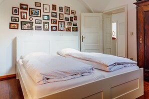 3 Schlafzimmer, Zimmersafe, Bügeleisen/Bügelbrett, Reisekinderbett