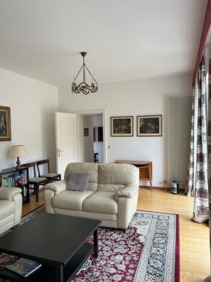 Fernseher, DVD-Player, Tischtennisplatte, Bücher