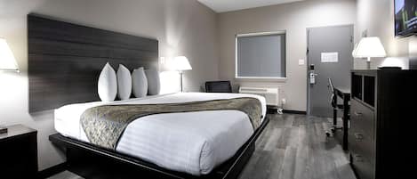 Habitación, 1 cama de matrimonio grande | Mobiliario individual, escritorio, tabla de planchar con plancha