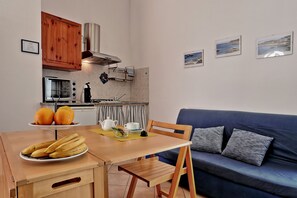 Private kitchen | Full-sized fridge, oven, stovetop, coffee/tea maker - Il Melo Residence (Porto Torres)