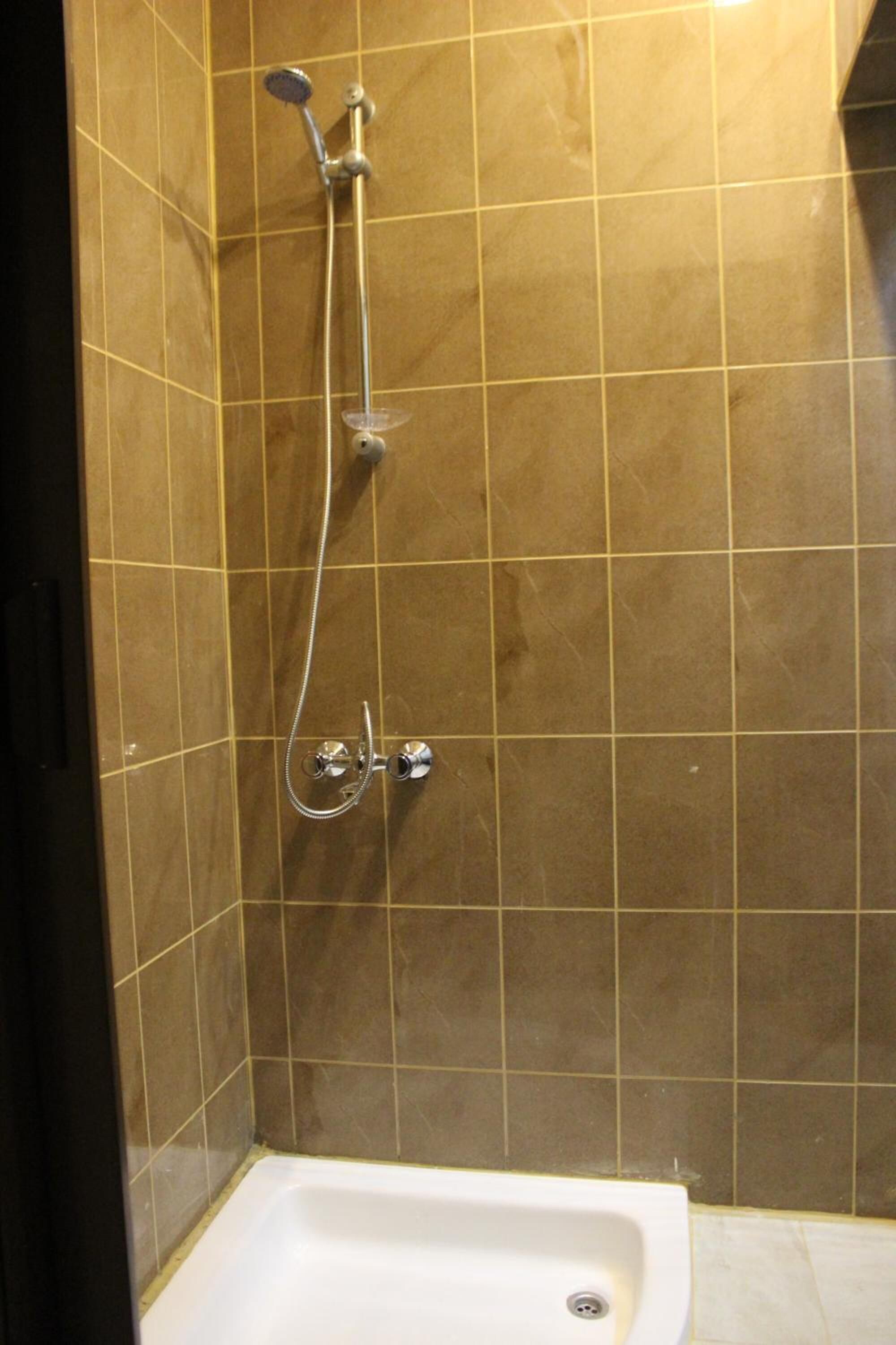 Ducha, artículos de tocador gratuitos, bidet, toallas