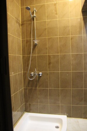 Shower, free toiletries, bidet, towels - Petra Rest Home (Wadi Musa)