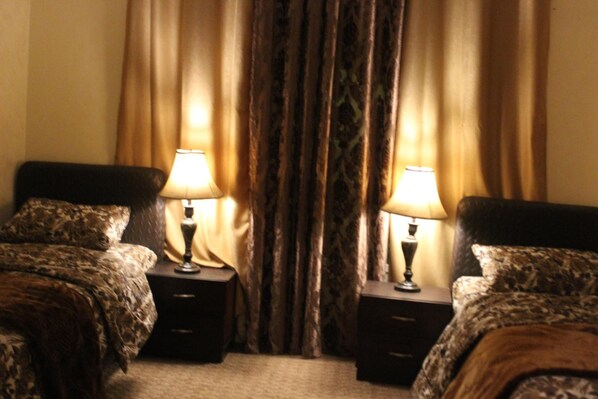 In-room safe, individually furnished, soundproofing, bed sheets - Petra Rest Home (Wadi Musa)