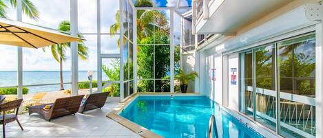 Alberca techada y camastros