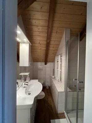 Een douche, een haardroger, handdoeken, zeep