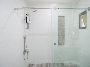 Douche, sèche-cheveux, serviettes fournies, savon