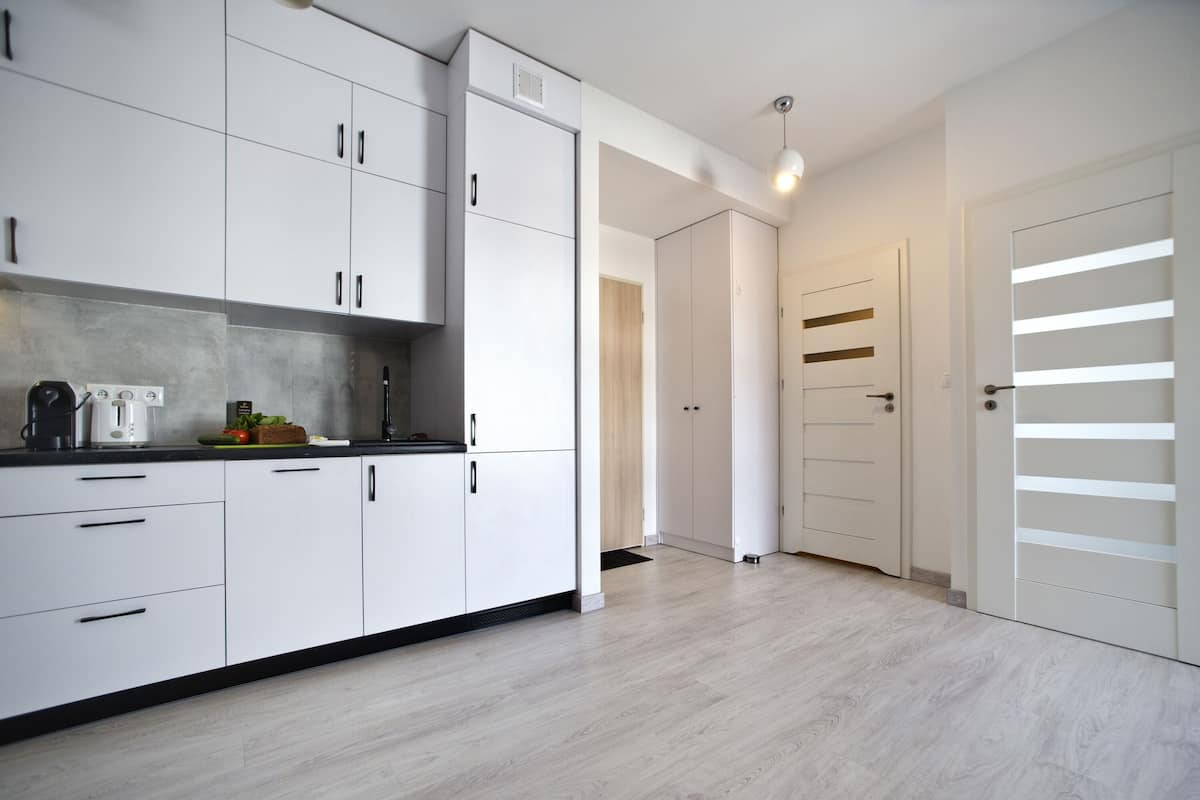 Refrigerador, horno, placa de cocina, utensilios de cocina