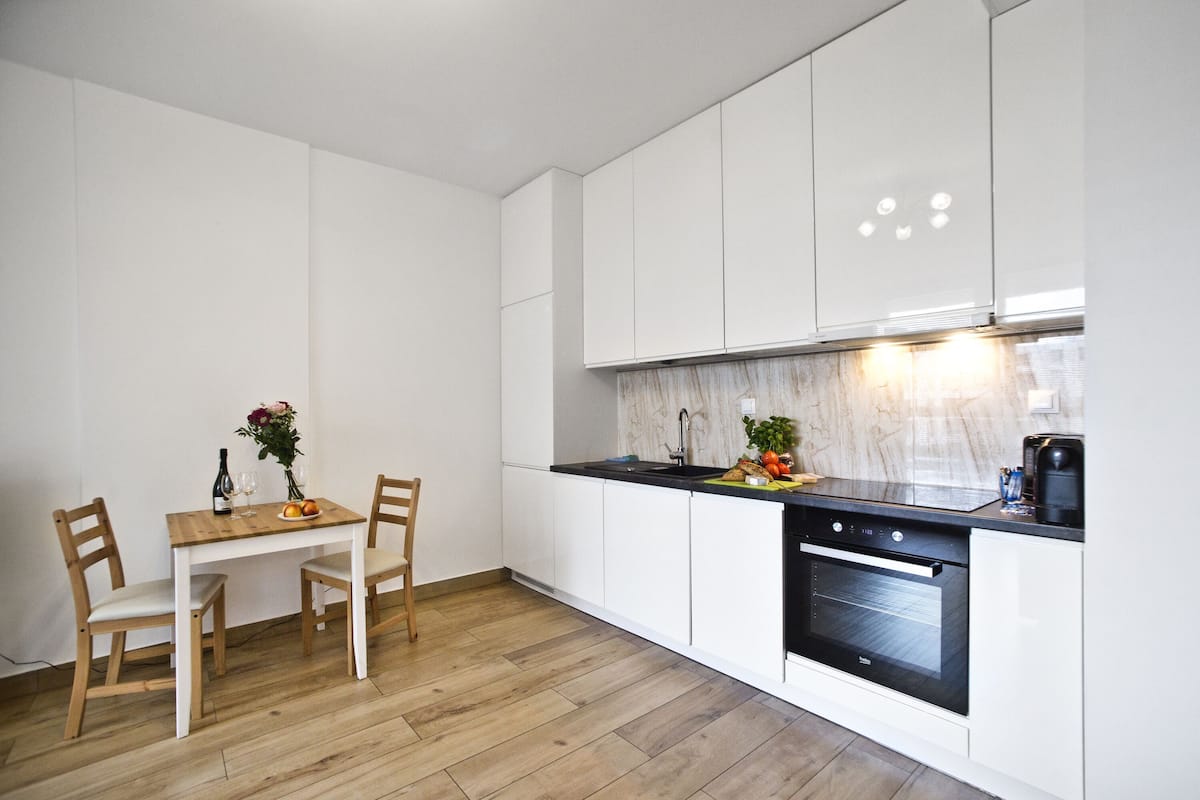 Refrigerador, horno, placa de cocina, utensilios de cocina