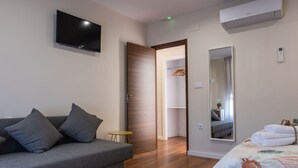 Family Room | Desk, laptop workspace, cribs (surcharge), WiFi (free)