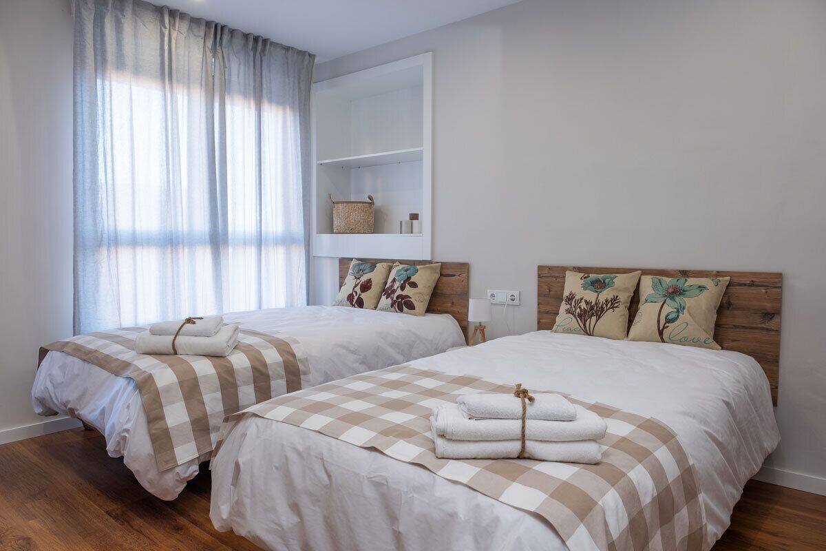 Twin Room | Desk, laptop workspace, cots/infant beds, free WiFi