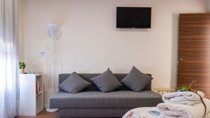 Family Room | Desk, laptop workspace, cribs (surcharge), WiFi (free)