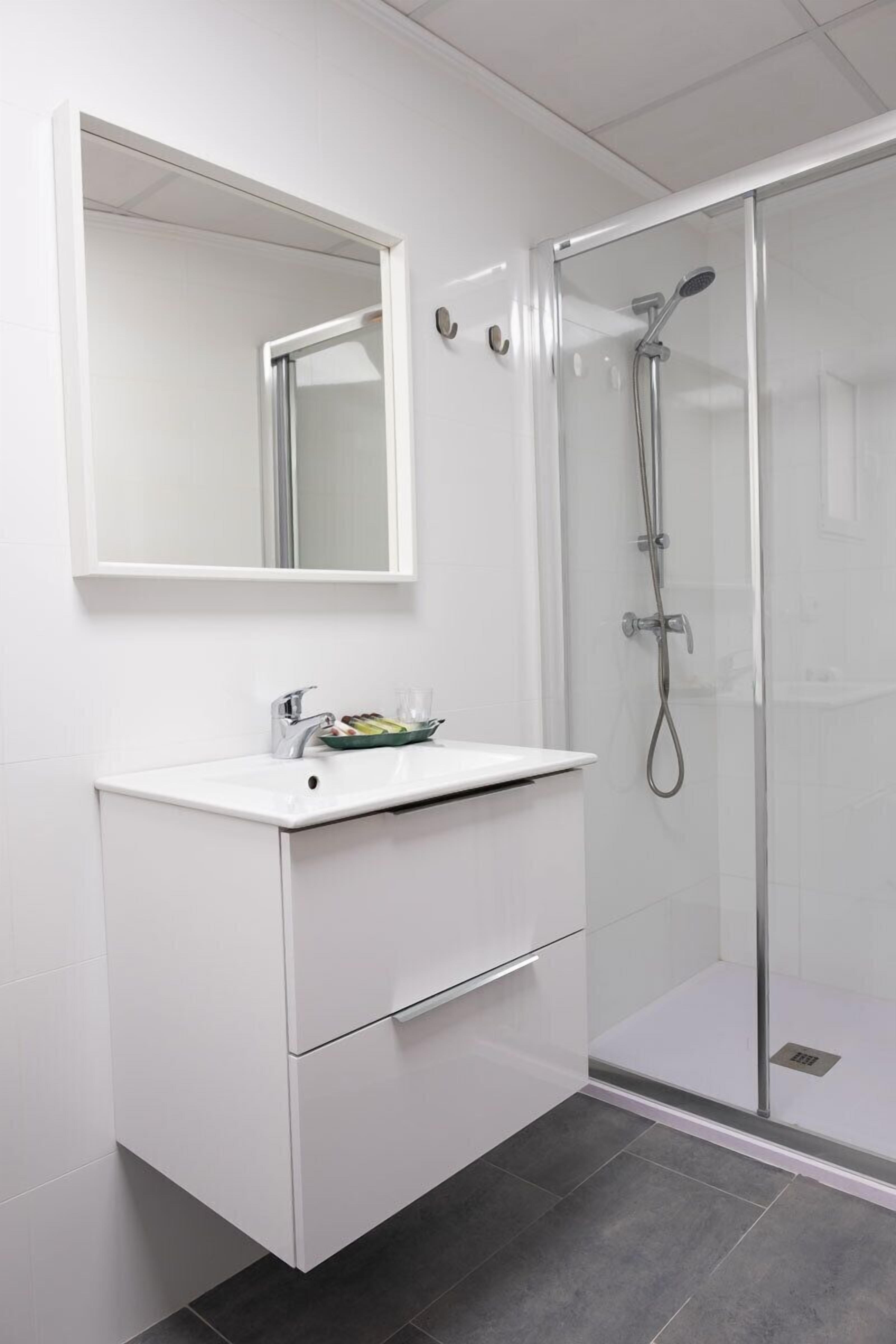 Familiekamer | Badkamer | Een douche, gratis toiletartikelen, handdoeken