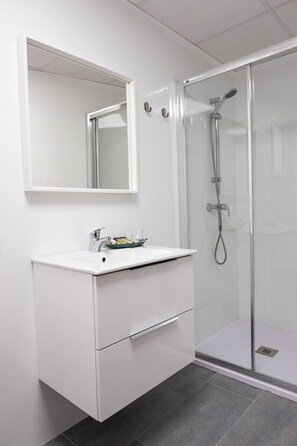 Familiekamer | Badkamer | Een douche, gratis toiletartikelen, handdoeken