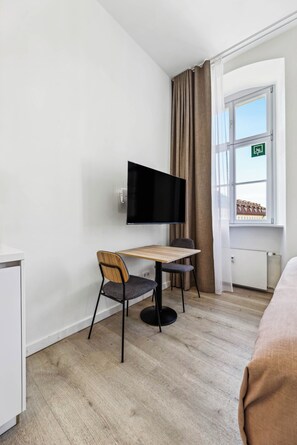 Suite S | Individually decorated, individually furnished, laptop workspace - Limehome Bamberg Maximiliansplatz (Bamberg)