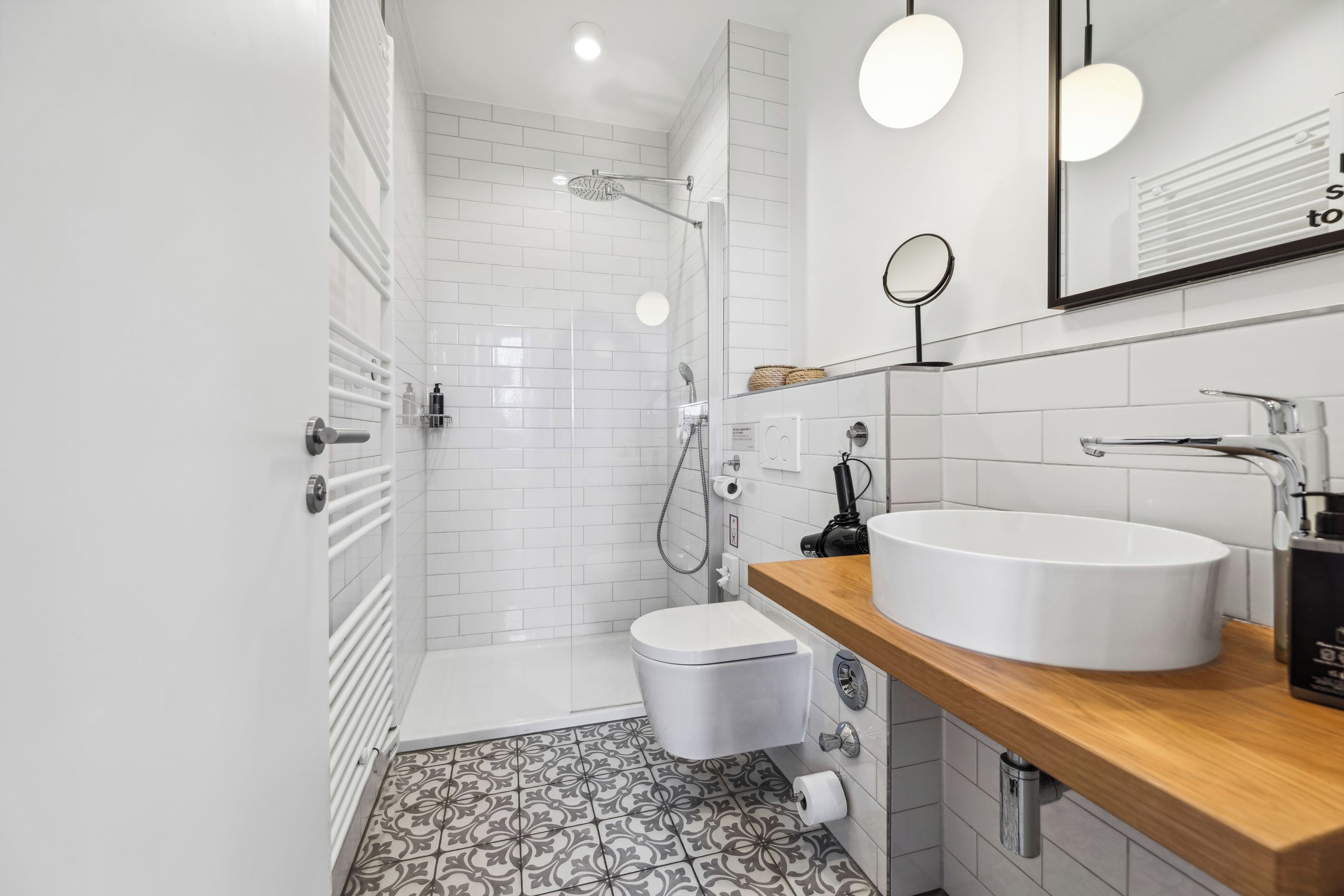 Suite S | 浴室 | 淋浴设施、名牌洗护用品、吹风机、毛巾