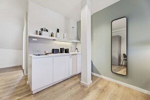 Suite S | Private kitchen | Fridge, espresso maker, coffee/tea maker, electric kettle