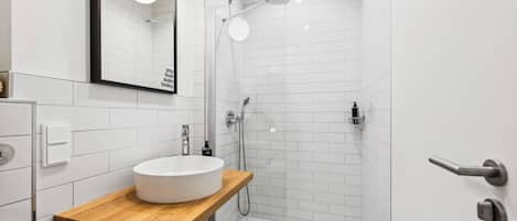 Suite M | Kylpyhuone | Suihku, designer-hygieniatuotteet, hiustenkuivaaja, pyyhkeet