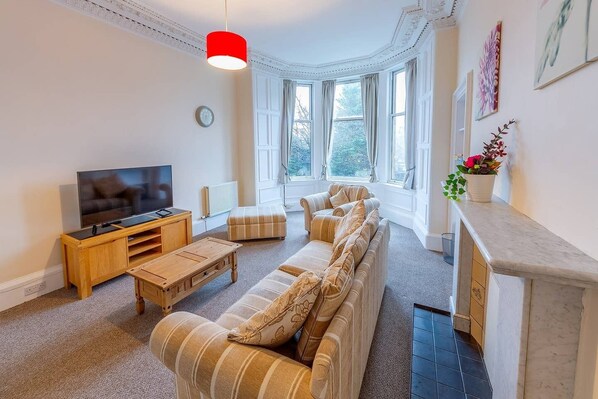 Apartment, 4 Bedrooms | Living room